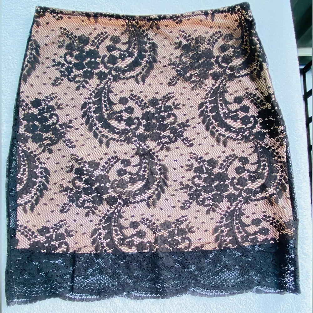 Forever 21 Black Lace Overlay on Neutral Pink Lining Mini Pencil Skirt Small
